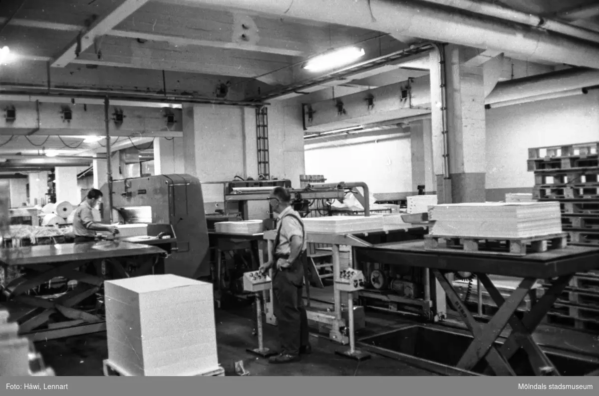 Män i arbete vid maskin på pappersbruket Papyrus i Mölndal, hösten 1970.