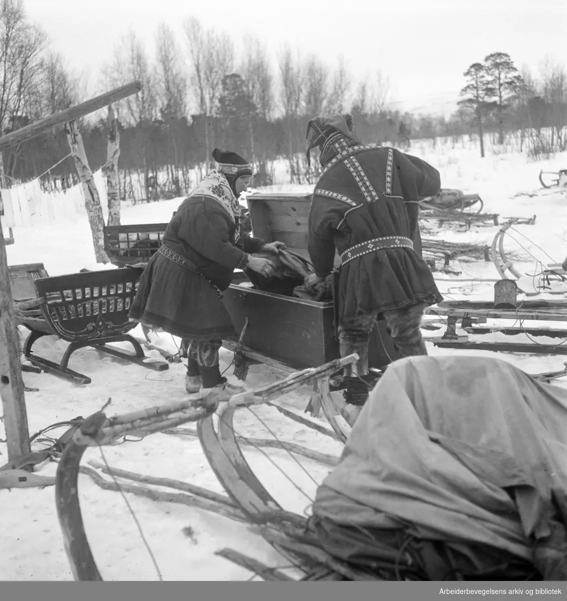 Per Nilsen Gaupi og kona hans med reisebomma på vårmarkedet i Bossekop, 1939.