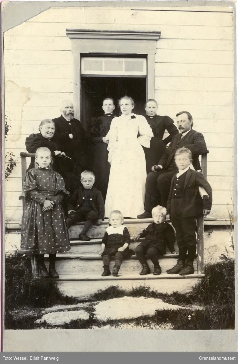 Lærer Anders Nilsen Tokle, hans kone Christofa og deres barn fotografert på trappa til Klokkergården, Kirkenes.