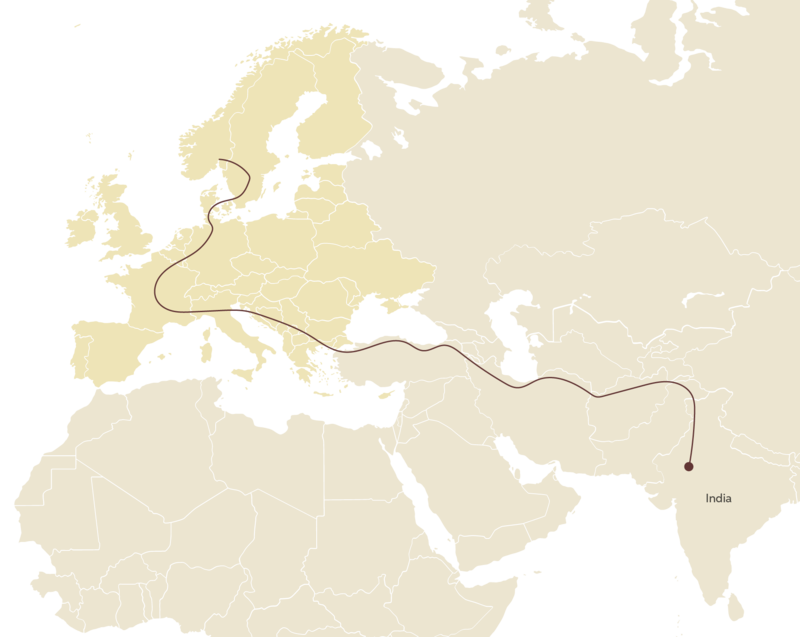 Kart over Europa, Nord-Afrika og store deler av Asia. På kartet er det tegnet på en rød strek som viser språkets omtrentlige vandringsrute fra Nord-India og fram til Balkan.