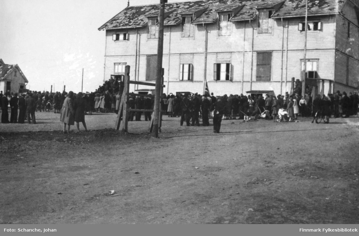 Folk samlet utenfor den gamle gymnastikksalen i Vadsø 17.mai 1945.