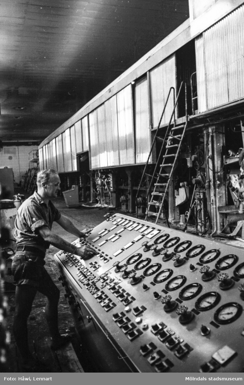 Jörgen Jörgensen justerar bestrykningsverket på PM5. Pappersbruket Papyrus i Mölndal, hösten 1970.
