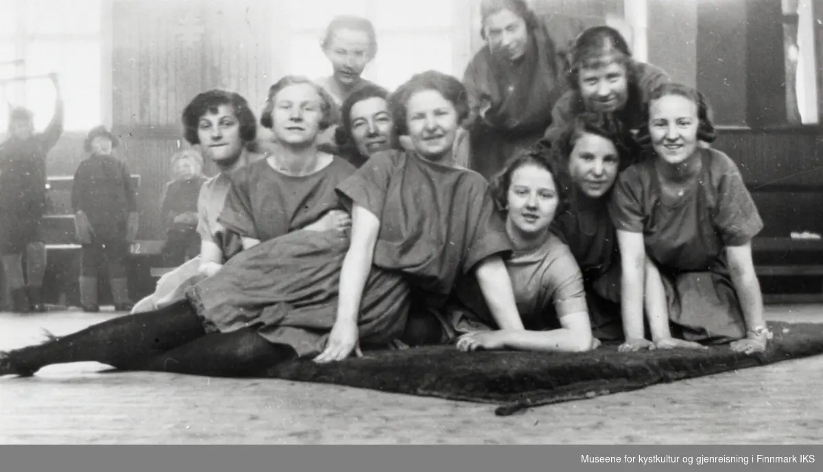 Turnstevne, kanskje i Vardø. Gruppebilde av kvinnelige turnere. Antatt 1930-tallet.