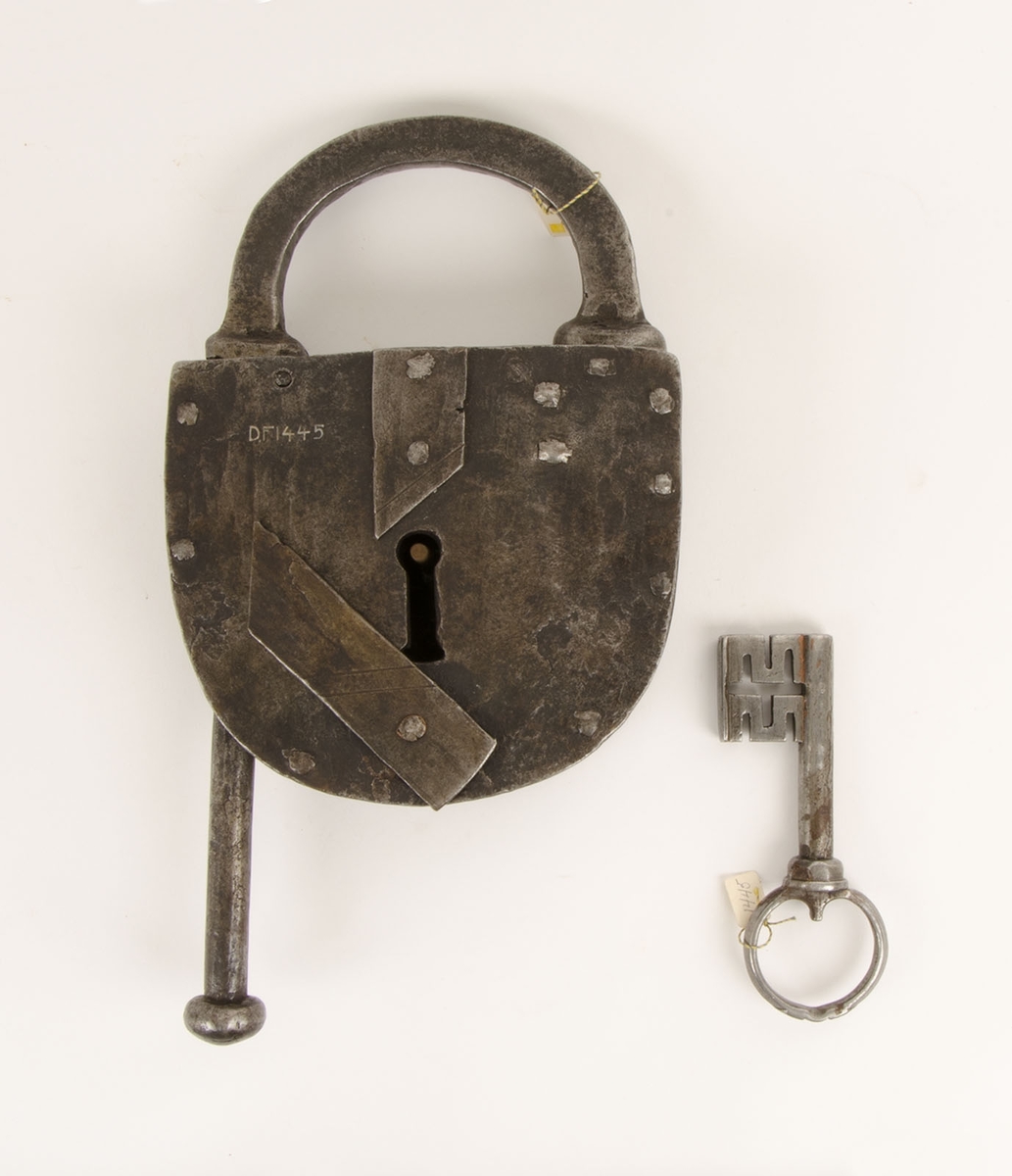 Hänglås med nyckel från St Tuna. Järn. 
Har begagnats vid Vatthammars kvarn i St.Tuna.
Gåva av G Nordin.