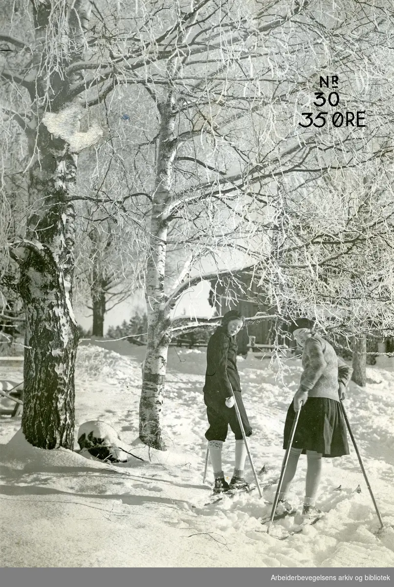 Forsidefotografi til Arbeidermagasinet, nr. 30, 1930..To unge jenter på skitur.