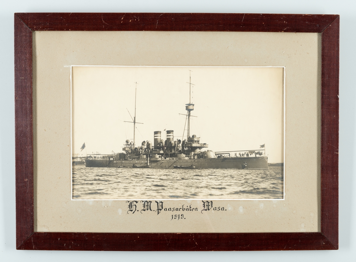 Bilden visar pansarskeppet Wasa till ankars på Karlskronas redd år 1919.
