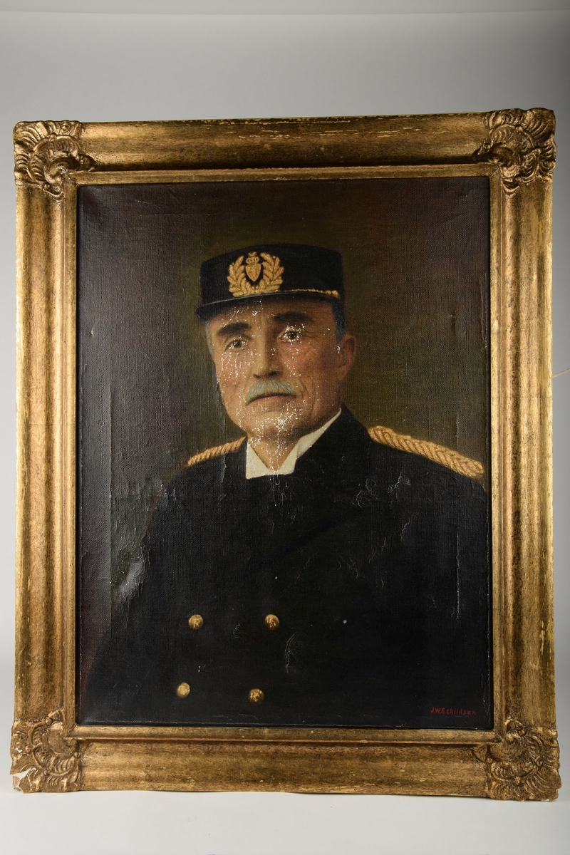 Portrett av Halvard Mjølsnes ikledd mørk politiuniform med hatt. Gullknapper foran på jakken, samt gulldetaljer på skuldre og hatt.