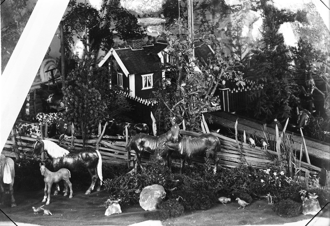 Fotografi av Fredrik Hård af Segerstads diorama med skulpterade figurer från livet på landet i Reaby: "Biologi i skulptur". I dioramat syns bland annat hästar, fåglar och fjäderfä.