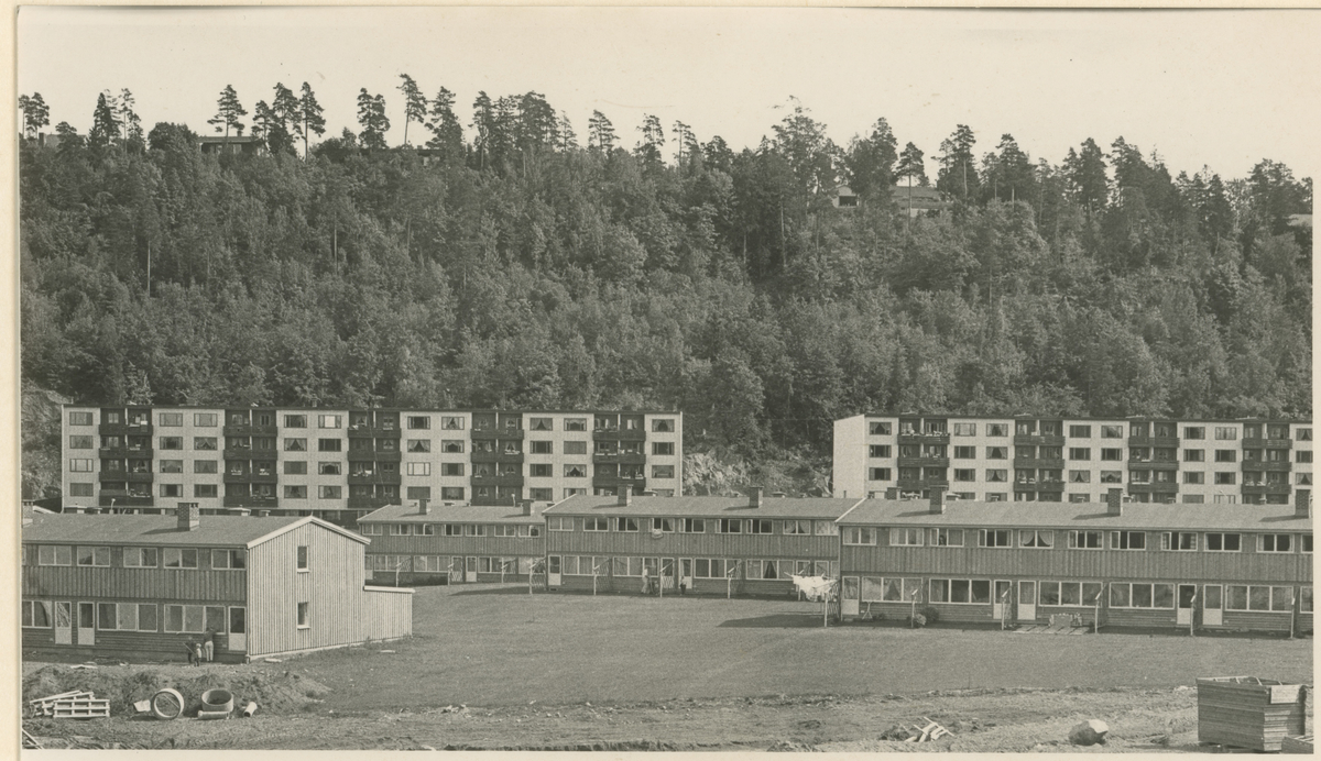 Refsnes, tre bilder, ca. 1960.

Bilde 1:
Stemningsbilde fra Refsnesstranda mot vest.

Bilde 2-3:
Boligblokker under utbygging.