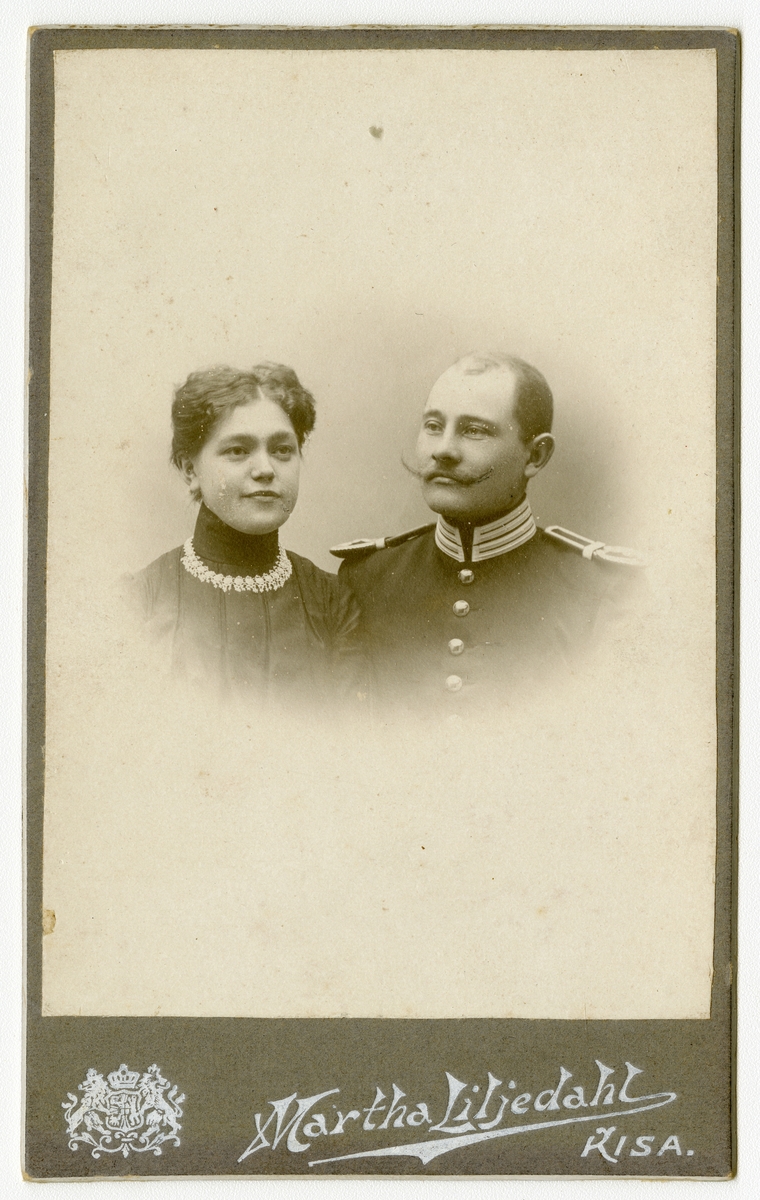 Porträtt av Carl Oscar Schwartz, officer vid Första livgrenadjärregementet I 4 och hans hustru Anna Karolina Andersson.