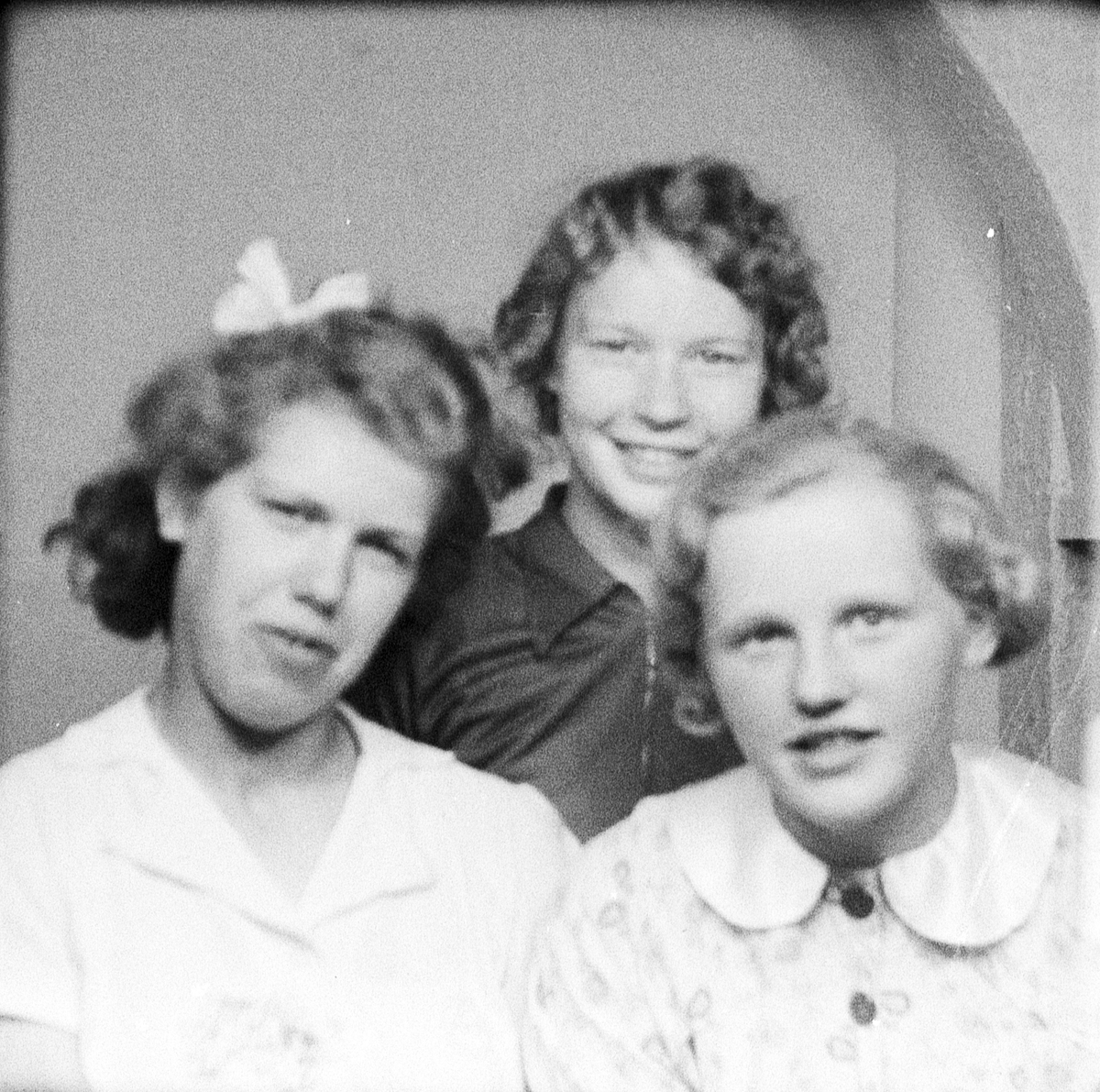Ateljéporträtt - tre unga kvinnor, Östhammar, Uppland