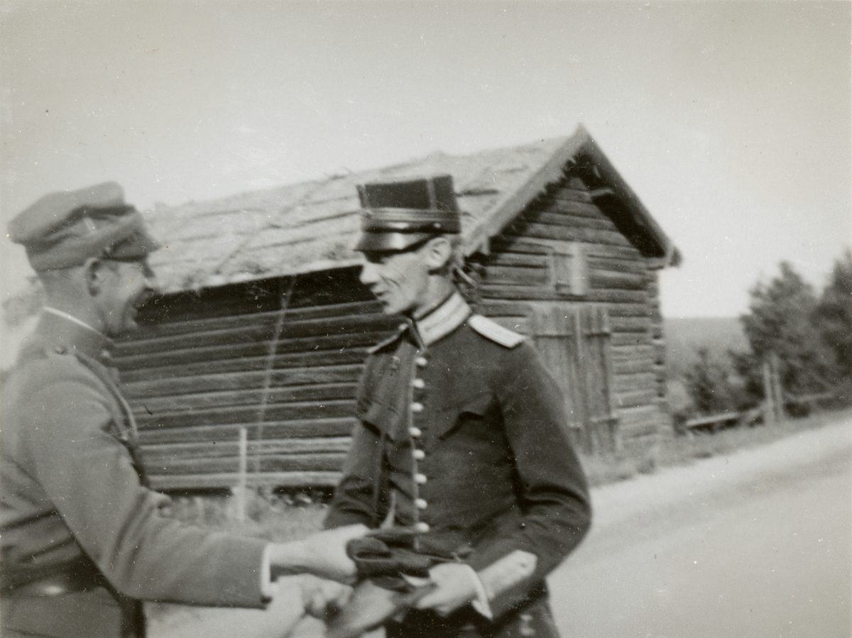 Text i fotoalbum: "Från bilkomp långtur. Gunnar och Sven mötas i stridsvimlet".