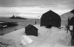 Alliert krigsskip på havna i Harstad. Kaimiljø  i forgrunnen