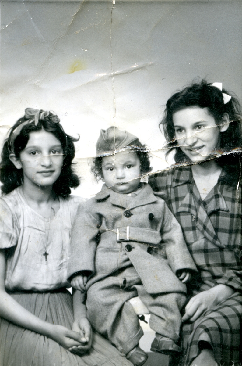 Porträttbild av tre barn. Bildens ursprung är okänt.