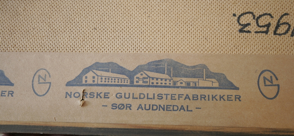 Flyfoto over Vigeland i farger med ramme. Innrammingen er skjedd på "Norske Guldlistefabrikker - Sør-Audnedal - "
Bak på bildet står det "SOMMEREN 1953"