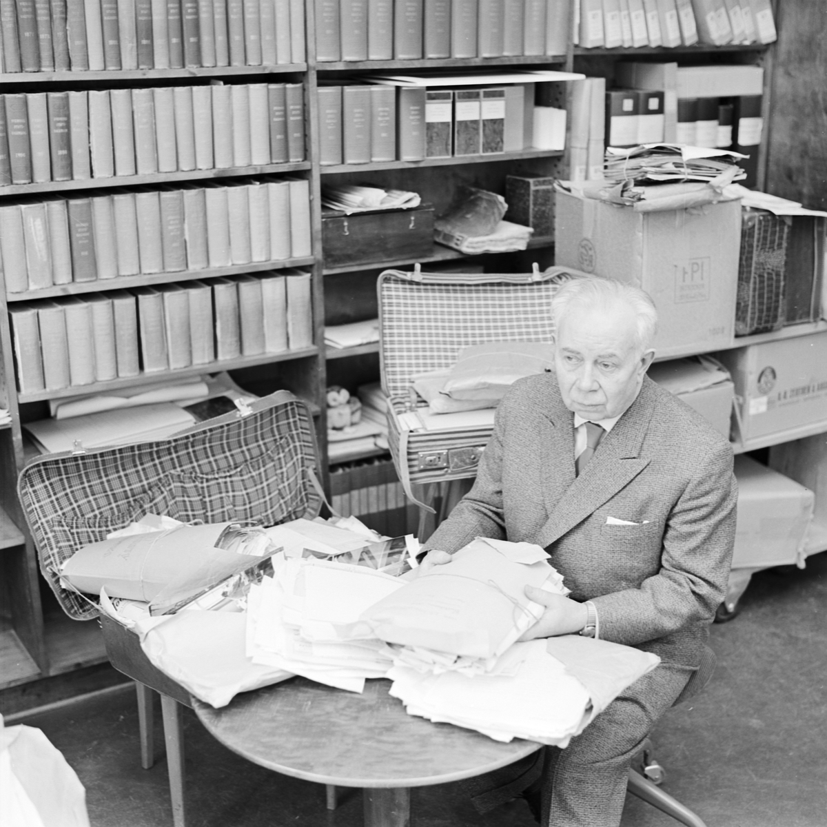 Carolina Rediviva, Ivar Lo Johansson och förste bibliotekarie G Holmgren, Uppsala, mars 1963