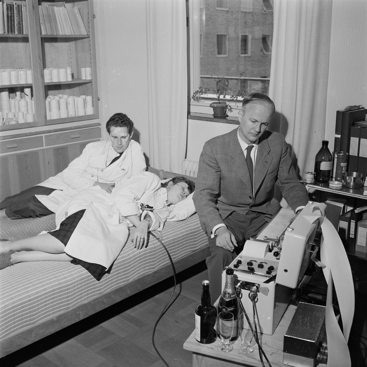 Akademiska sjukhuset, alkoholprov i laboratorium, Uppsala, april 1957