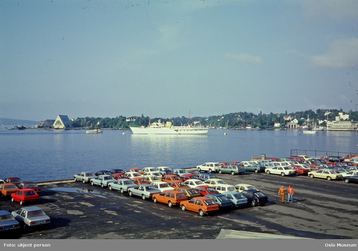 havn, oppstillingsplass for nye biler, fjord, kongeskipet "Norge", Frammuseet, Dronningen