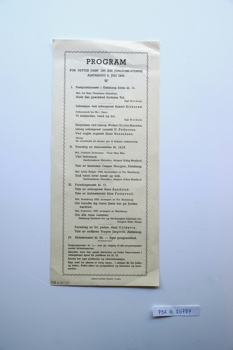 Papirark i avlangt format med programmet for jubileumsgudstjenesten i juli 1947, 300 år etter Petter Dass' død,