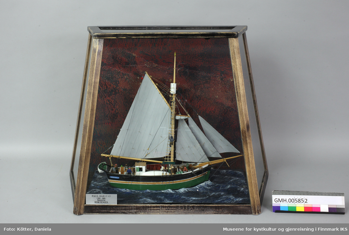 Modellen avbilder seilskuten "Hortensia" med hjemmehavn Hammerfest som seiles på havet.