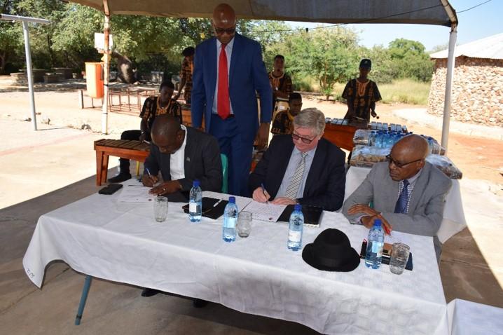 Signering av avtale i Cultural Village, Namibia november 2019