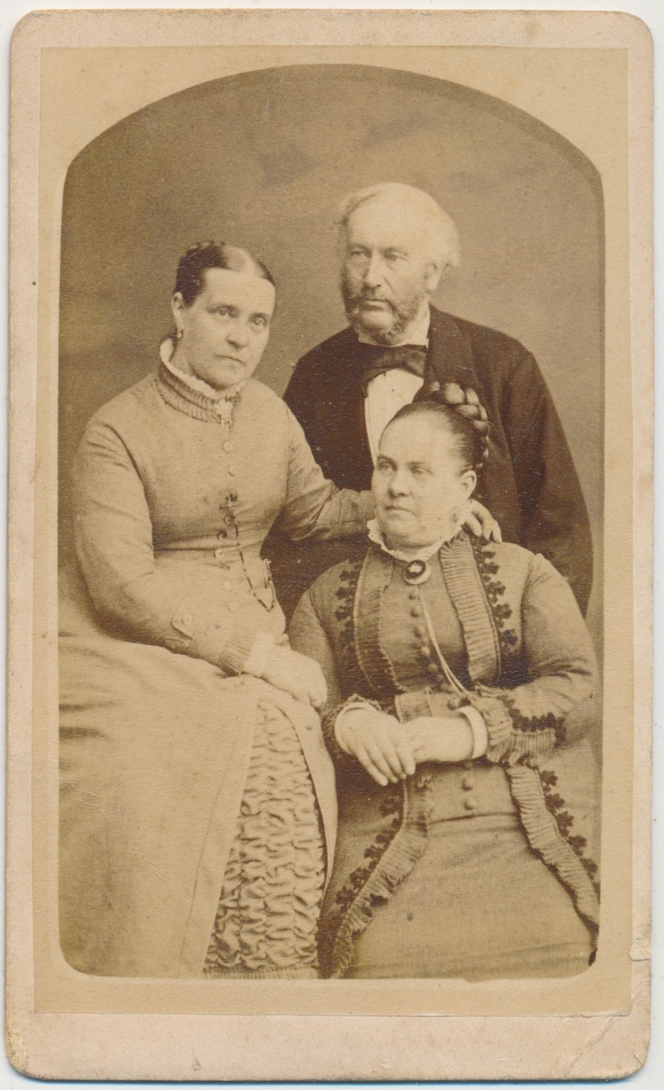 Bildet viser 2 voksne kvinner og en mann, ukjente