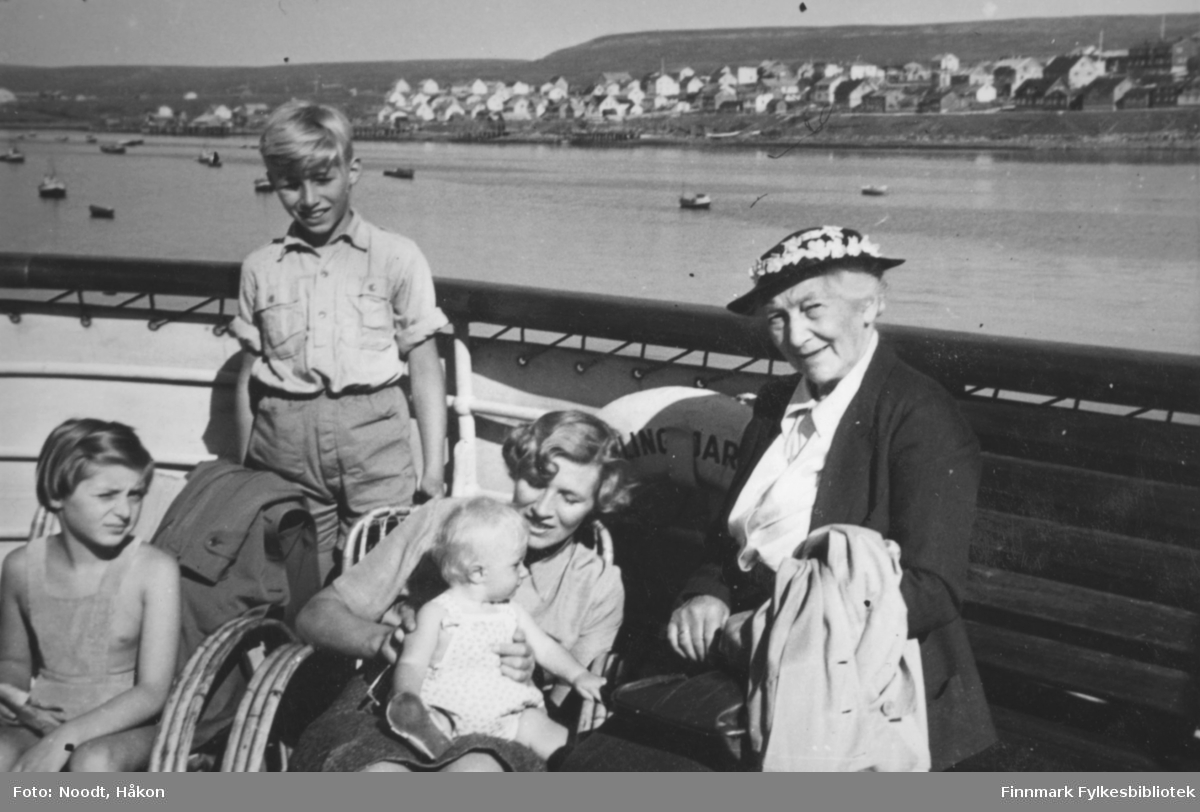 Vadsø havn, Hurtigruten "MS Erling Jarl", sommeren 1954. Fra venstre: Kari, Terje, Marianne, Solveig og Hanna Noodt.