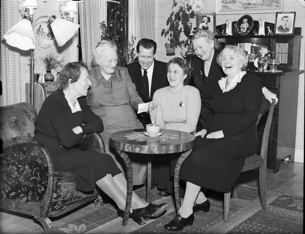 En man och fem kvinnor runt ett bord, Östhammar, Uppland