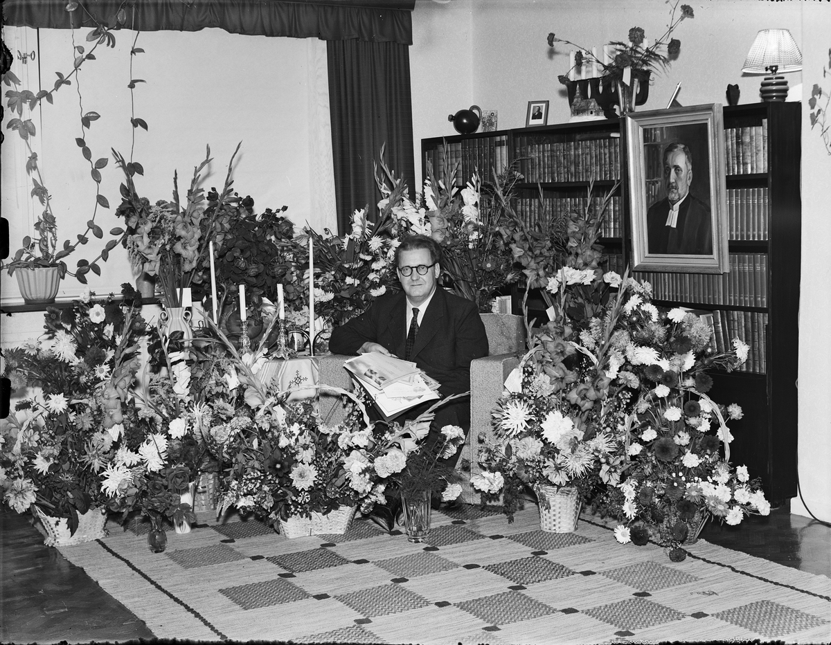Gunnar Naeselius i bostadsmiljö omgiven av blommor, firar 50-årsdag, Östhammar, Uppland