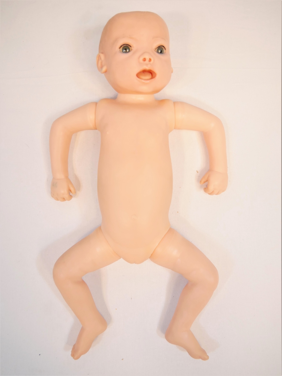 Jentedokke på storleik med eit nyfødd barn. Hovud, armar og føter er festa slik at dei kan bevegast som på eit levande menneske. Munnen er vidopen, og væske som blir slått inn der kjemut som "urin" i skrittet. 
