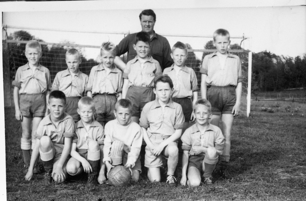 Avfotografert bilde av fotballag gutter Lena IF. Så langt er bare den voksne mannen som står bakerst identifisert. Det er Fredrik Ødegård.