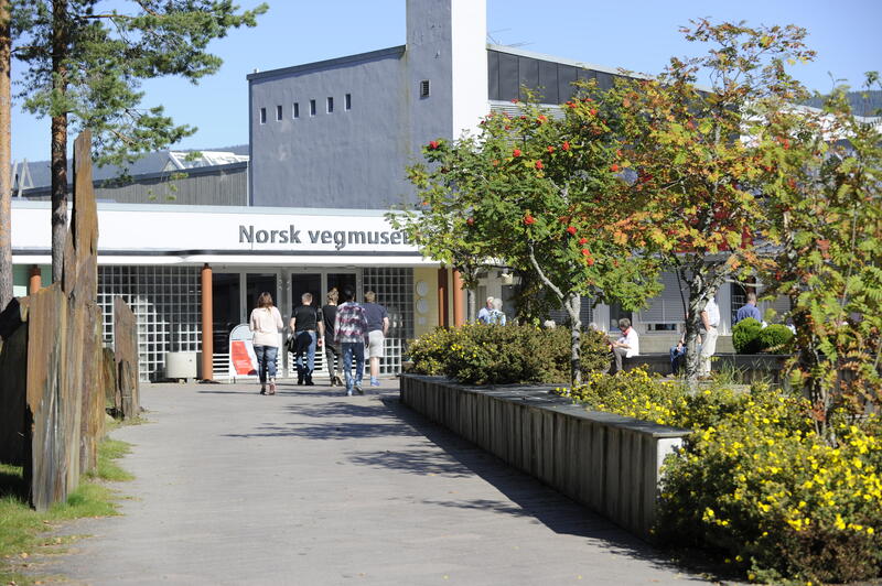 Bildet viser inngangspartiet hos Norsk vegmuseum.