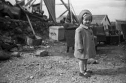 En pike i en av Bodøs gater etter bombingen i 1940.
