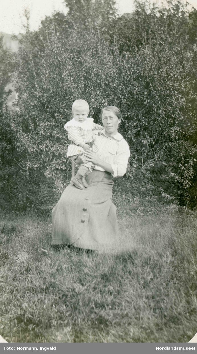 Portrett av kvinne med barn. Johanna Nilsen, Nordfold.