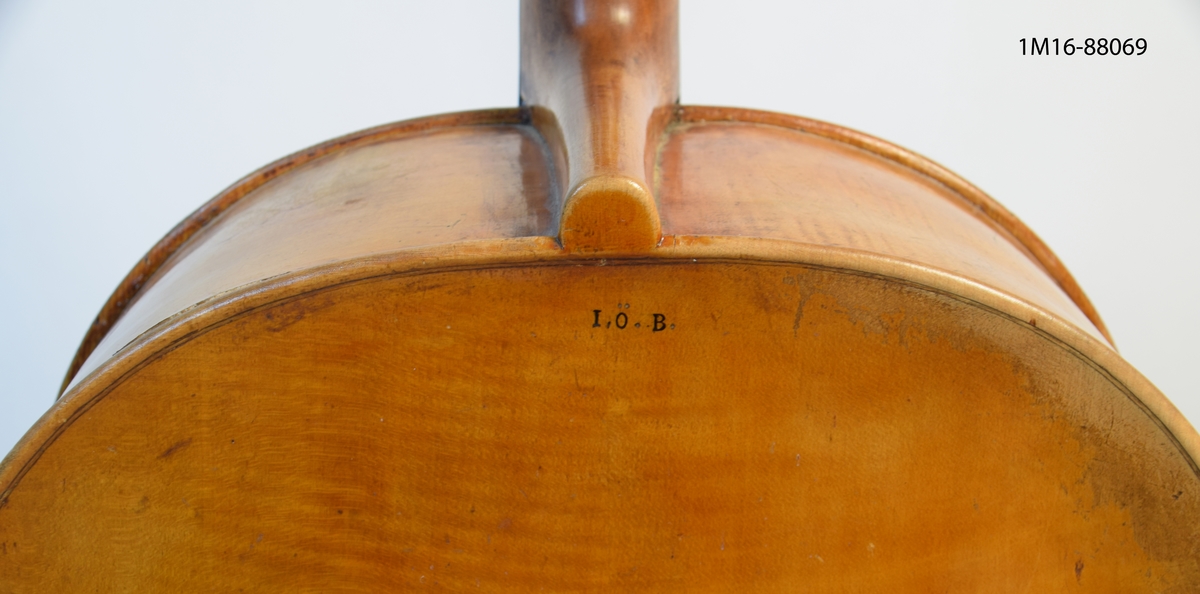 Violoncell tillverkad 1761 av Johan Öberg i Stockholm. På snäckans vänstra sida, ovanför stämskruvarna finns en hallstämpel kvar från 1761. Instrumentet märkt I.Ö.B. på instrumentets baksida.

Instrumentet renoverat och förset med nya detaljer. Stallet är bytt, en stämskruv är ny. Strängarna är inte original.