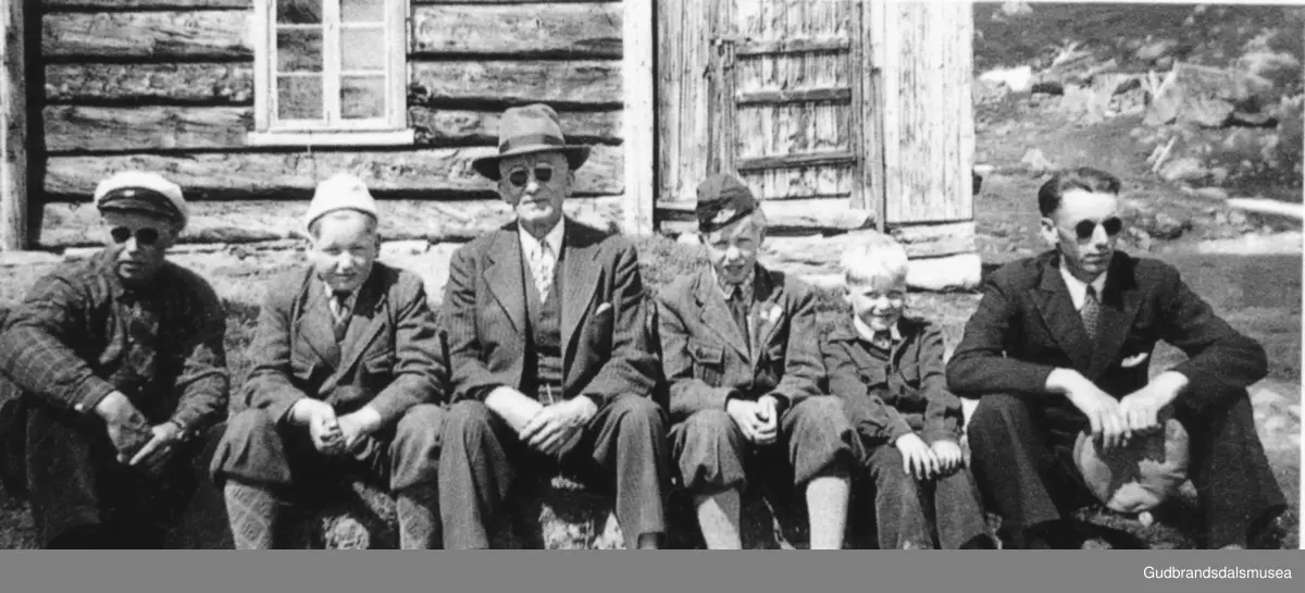 På køyretur med ein amerikaner. F.v. Sylfest Ramstad (f. 1914), Einar
