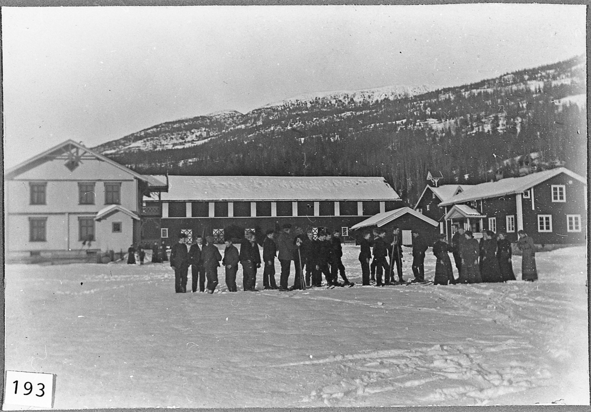 Skolebarn ved Fortsettelsesskolen (framhaldsskolen) på Østre Frøvoll, omkring 1910. 