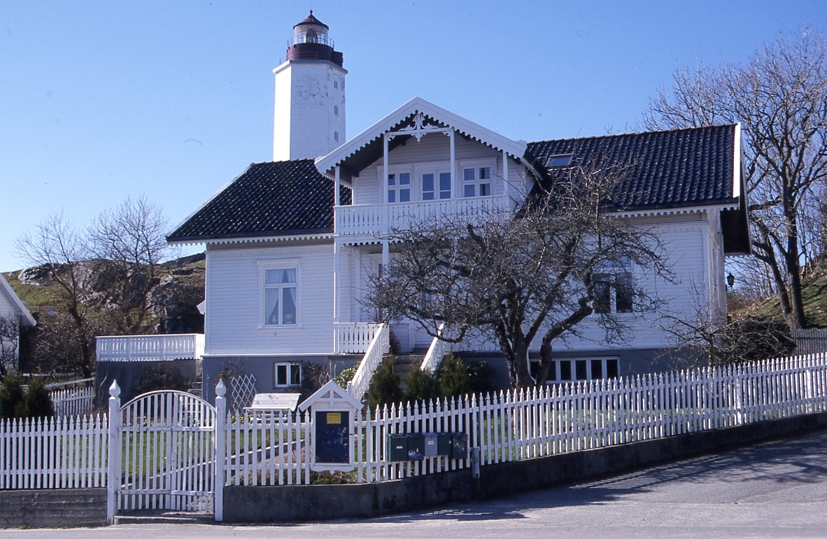 Bygningsmiljø frå Ydstebøhamn, Kvitsøy. Huset til Lauritz Haaland. Fyrtårn
