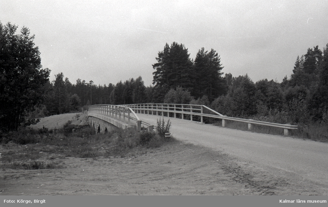 Bro över Silverån 1.2 kilometer sydost om Silvedalens station i Hultsfreds kommun. Foto, vägmiljö från öster.