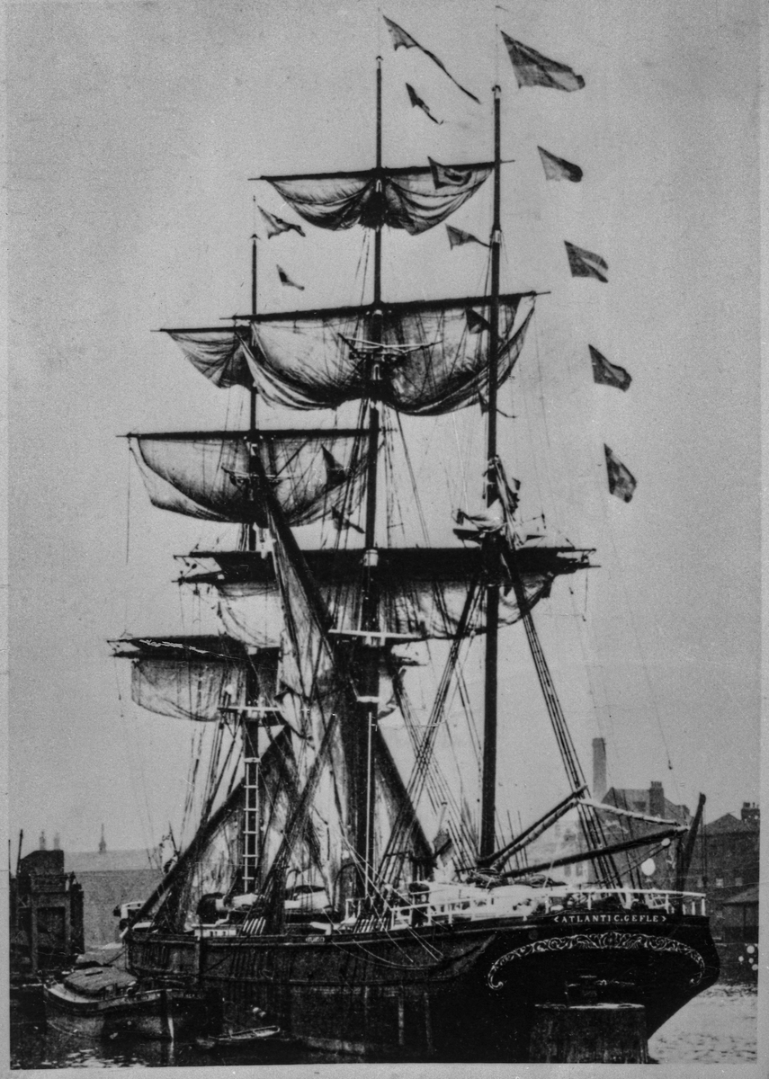 Ett fotografiskt fartygsporträtt av barkskeppet Atlantic (hemmahörande i Gävle), fotograferad någon gång efter 1876.