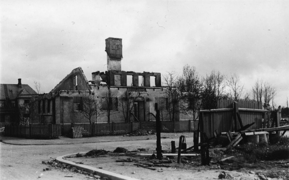 Bodø sentrum i ruiner etter bombingen i 1940. Krysset Prinsensgt. og Bankgata. I bakre bildekanst ses ruinen etter Bodø kommunale bad.