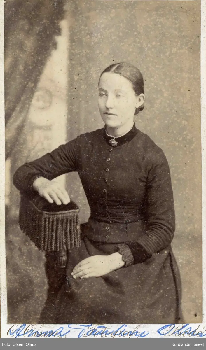 Portrett av Anna Pauline Hansdtr., født i 1886. Gift med Oluf Kornelius Olsen, Saursfjord.