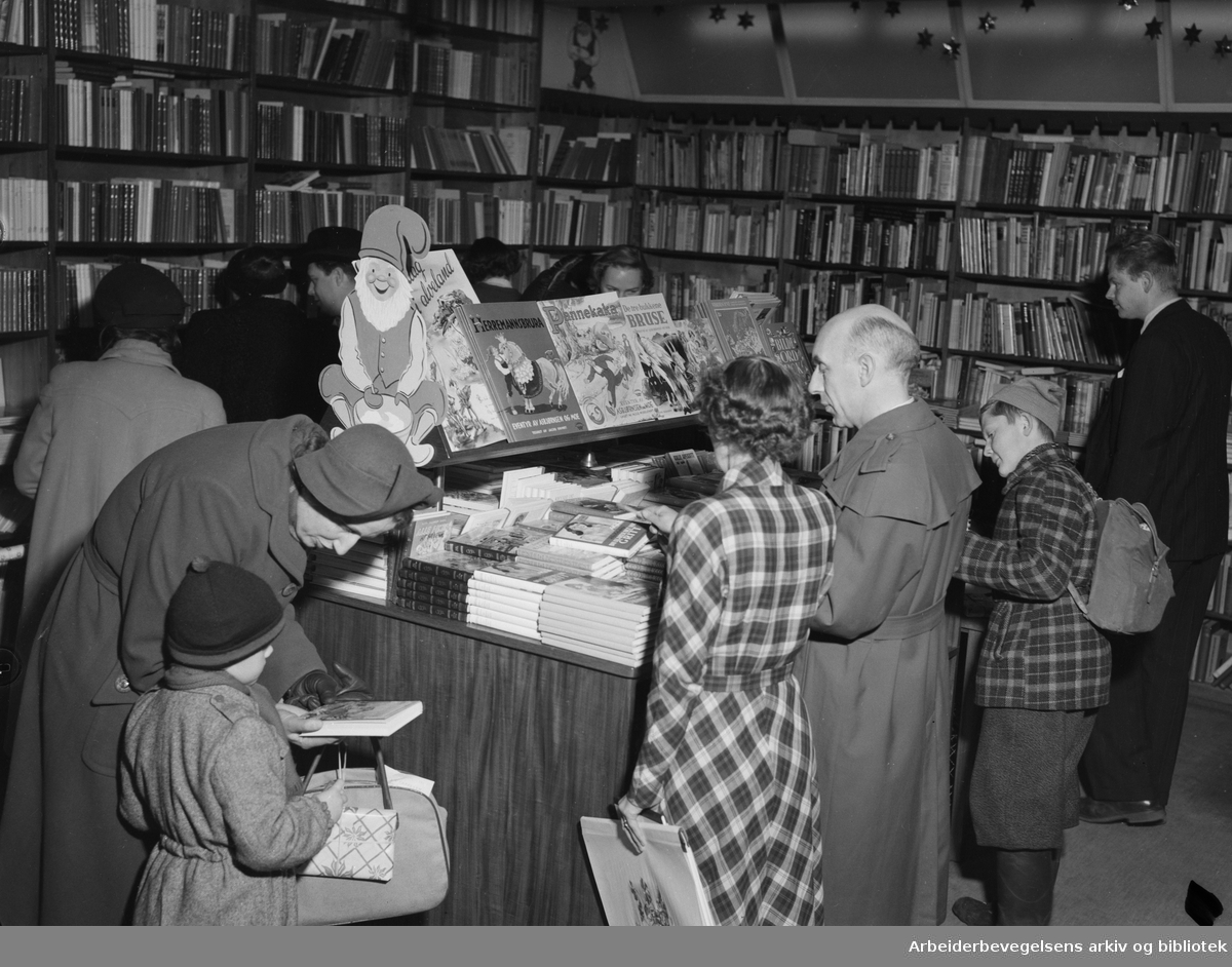 Julegaveinnkjøp i bokhandelen. Desember 1951.