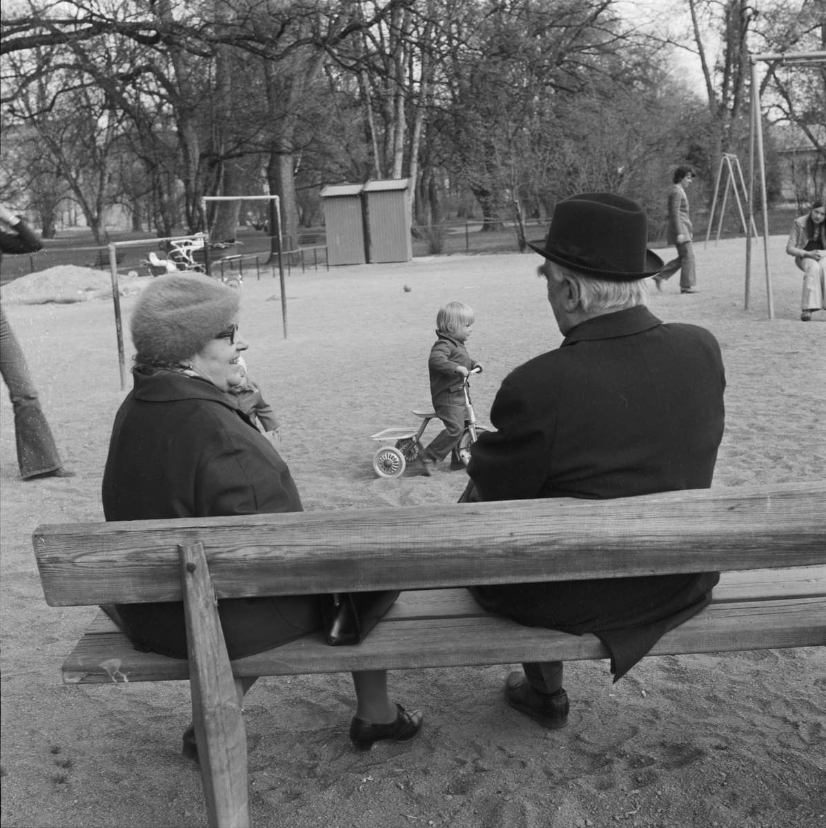 Pensionärer i park, Uppsala 1972