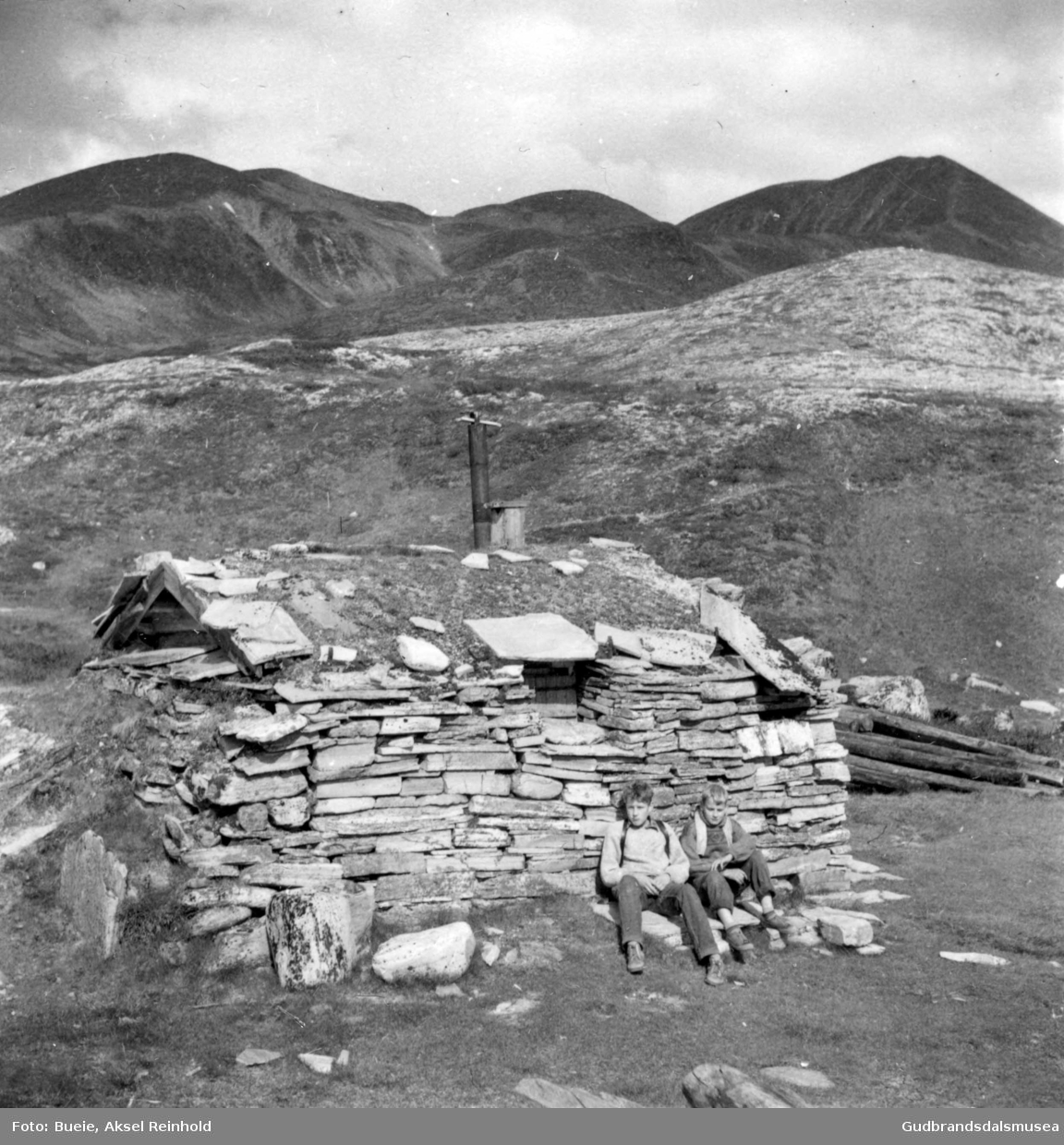 Uløyhytta i Rondane sommaren 1957. I bakgrunnen Peer-Gynt hytta.