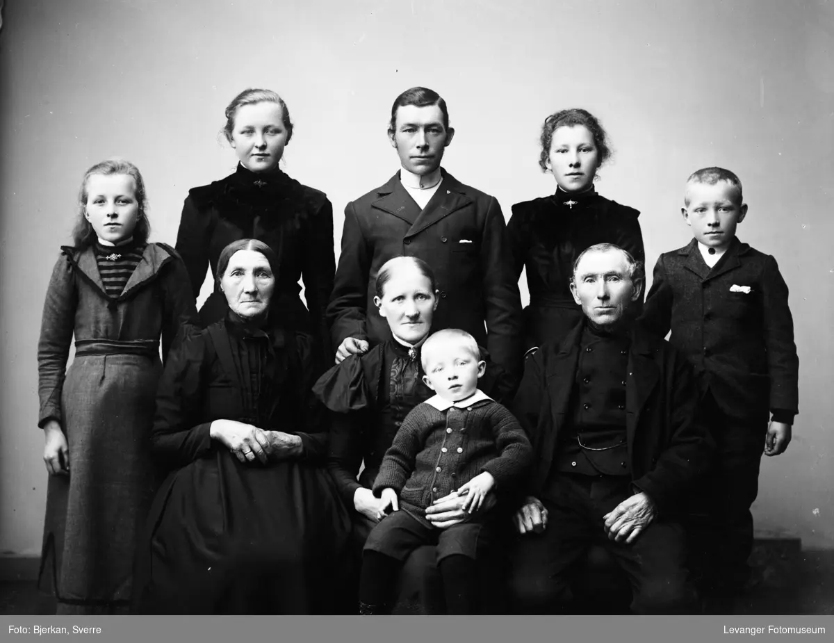 Gruppebilde av familien Sørmo.