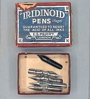 Ask med fem pennspetsar av stål. Asken är röd med etikett i blått med vit text: "Iridinoid Pens, guaranteed to resist the acid of all inks. E. S. Perry, London".