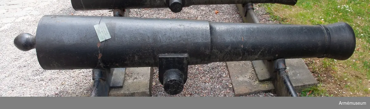 Grupp F I.
Kanonen av järn. Helvigs projekt 1803. Märkt: Kammarstycket VI-VIII-V-I-(?), vänster tapp 1803, höger tapp B, (kan vara ligatur av D och B).