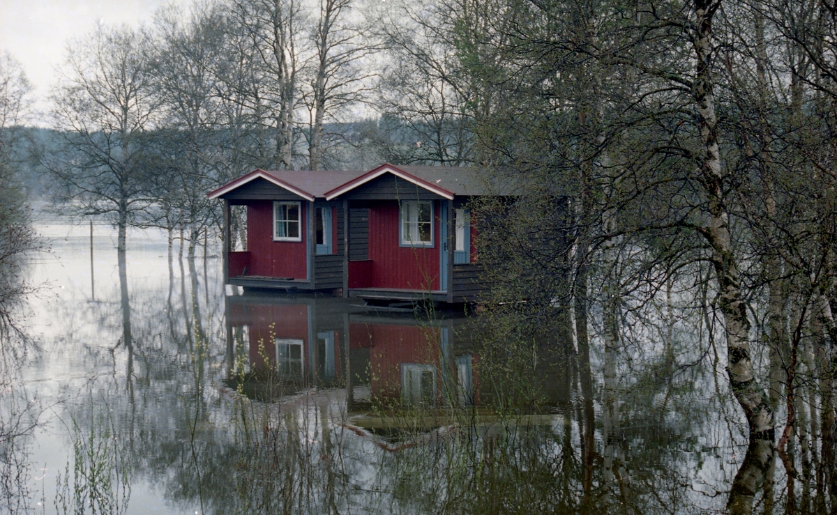 Flom-bilder. Campinghytter under vann