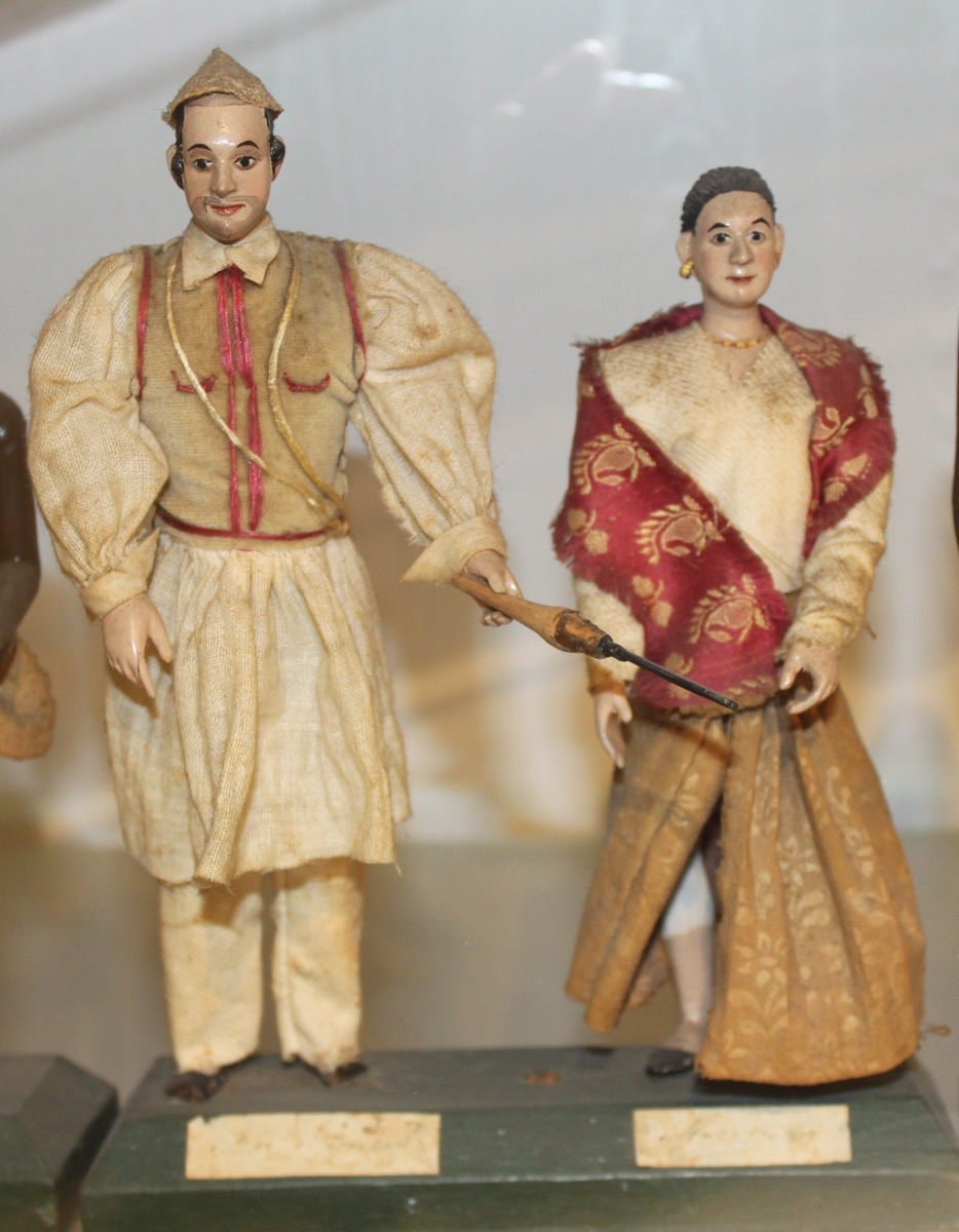 Utskårne og bekledte figurer, 36 stk, vesentlig hinduer.